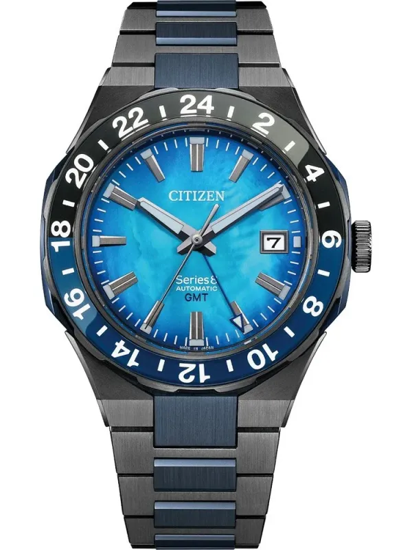 Vista frontal del reloj con esfera azul texturizada y bisel antracita sobre fondo blanco