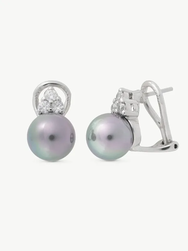 Par de pendientes de perla gris y circonitas sobre fondo blanco, vista frontal y lateral.