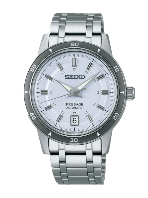 Vista frontal del reloj con esfera azul claro y brazalete de acero, centrado sobre fondo blanco.