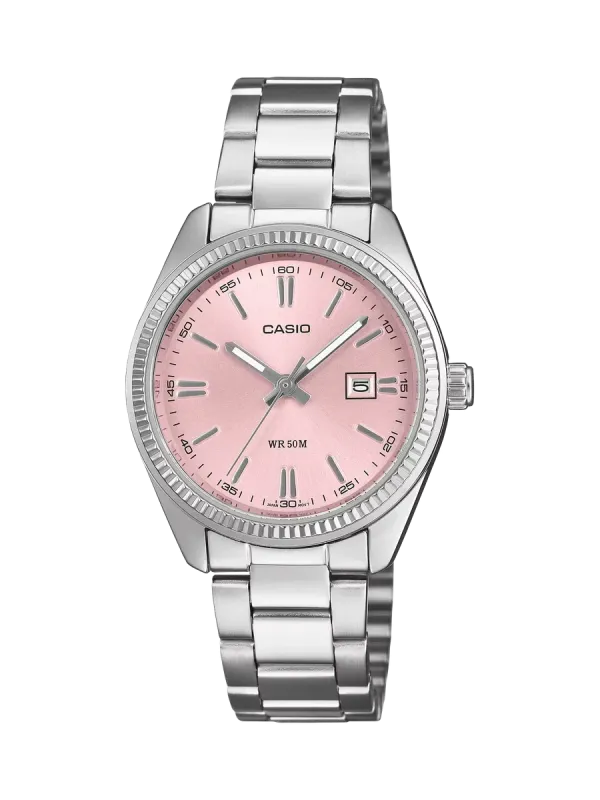 Vista frontal del reloj con esfera rosa y brazalete de acero, centrado sobre fondo blanco.