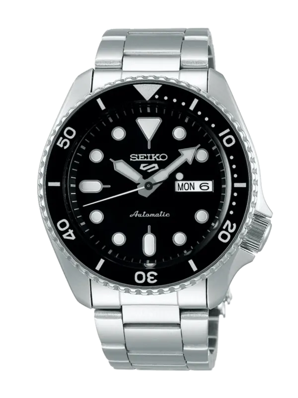 Vista frontal completa del reloj con esfera negra y brazalete de acero sobre fondo blanco.