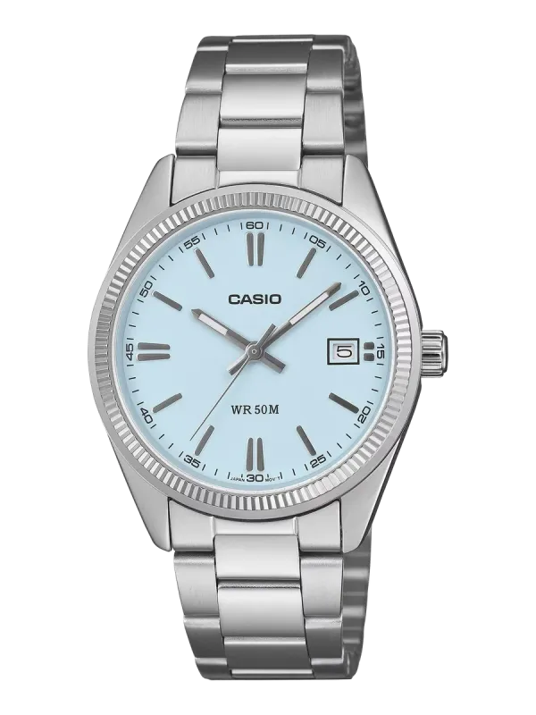Vista frontal completa del reloj con esfera azul claro y brazalete de acero, sobre fondo blanco.