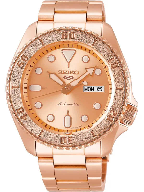 Vista frontal del reloj en tono oro rosa sobre fondo blanco, centrado y con encuadre completo.
