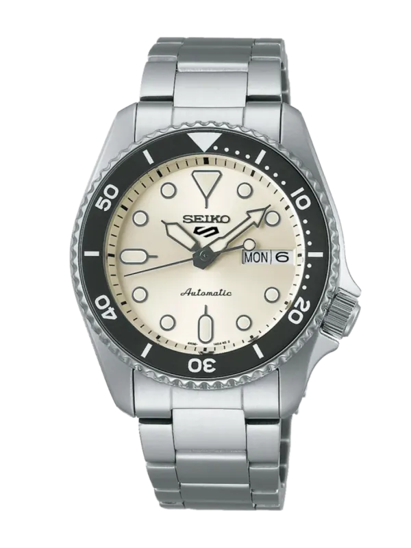 Vista frontal completa del reloj con esfera blanca y brazalete de acero sobre fondo blanco.