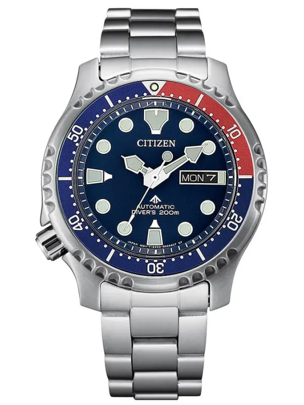 Vista frontal del reloj con esfera azul y bisel bicolor, brazalete de acero, sobre fondo blanco.