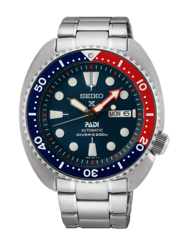 Vista frontal de reloj sobre fondo blanco, con esfera azul y bisel rotatorio bicolor rojo y azul.