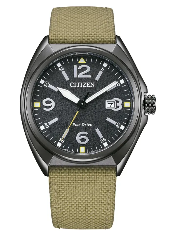Vista frontal completa del reloj sobre fondo blanco, destacando la esfera negra y la correa de nylon verde oliva.