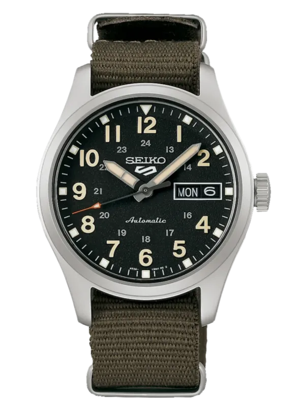 Vista frontal del reloj con esfera negra y correa de nylon verde caqui, fondo blanco.