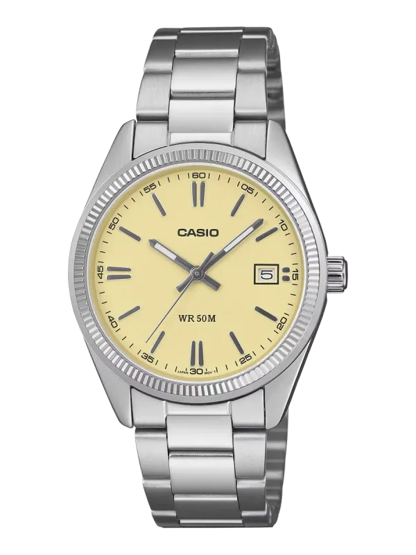 Vista frontal completa del reloj con brazalete de acero y esfera champagne, sobre fondo dividido en negro y blanco.