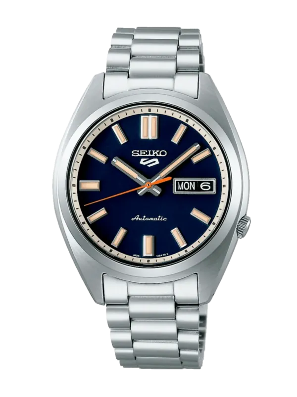 Vista frontal completa del reloj sobre fondo blanco, destacando la esfera azul y el brazalete de acero.