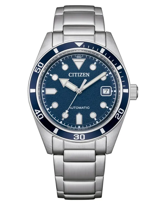 Vista frontal centrada del reloj con esfera azul y brazalete de acero, fondo blanco.