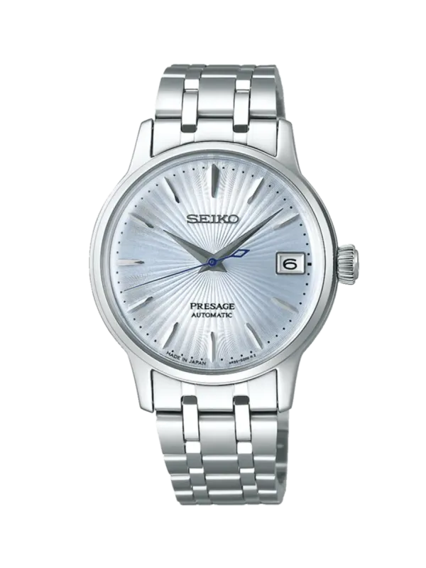 Vista frontal completa del reloj con brazalete de acero y esfera plateada, sobre fondo blanco.