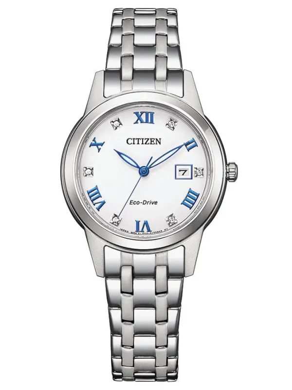 Vista frontal completa de reloj de acero con esfera blanca y brazalete, sobre fondo blanco.