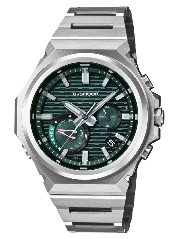 Vista frontal del reloj con esfera verde y brazalete de acero inoxidable, sobre fondo dividido en negro y blanco.