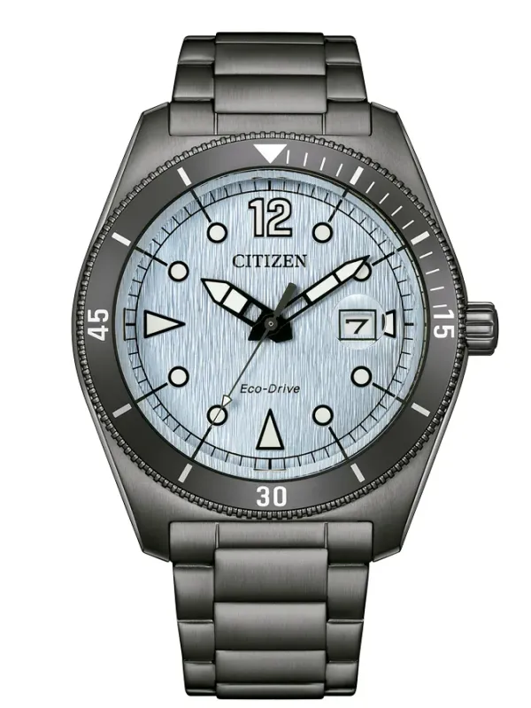 Vista frontal completa del reloj con esfera azul y brazalete de acero sobre fondo blanco.