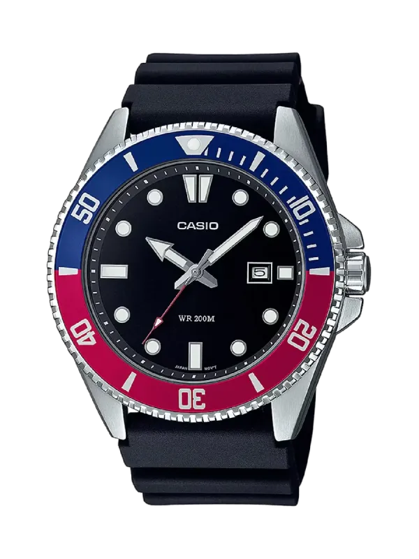 Vista frontal centrada del reloj sobre fondo negro, destacando la esfera negra y el bisel bicolor azul y rojo.