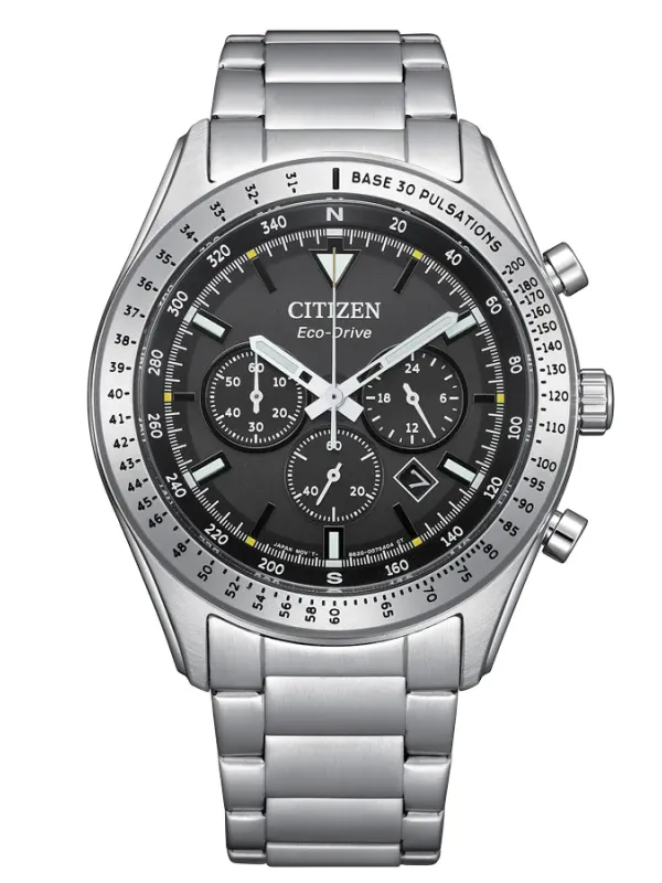 Vista frontal completa del reloj con caja y brazalete de acero y esfera gris, sobre fondo blanco.