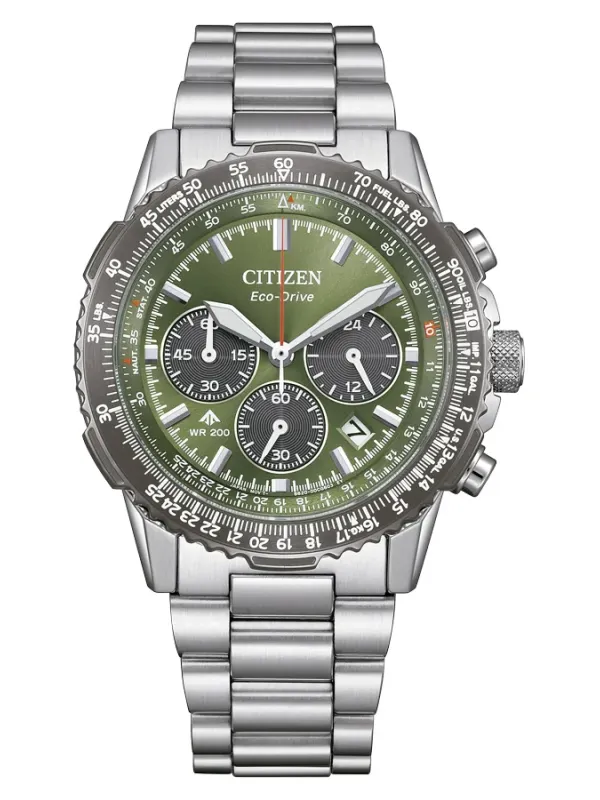 Vue de face de la montre, cadran vert avec sous-cadrans et lunette graduée, fond blanc.