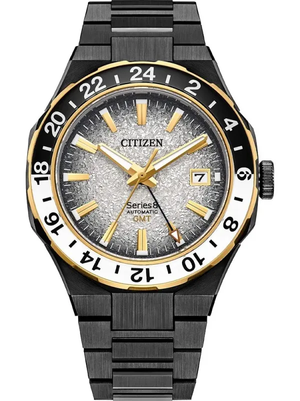 Vista frontal del reloj con esfera plateada texturizada y bisel GMT dorado sobre fondo blanco