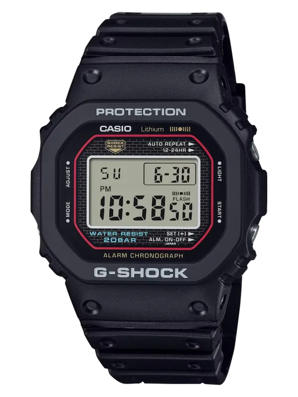 Vista frontal completa del reloj G-Shock negro sobre fondo blanco, centrado y en plano medio.