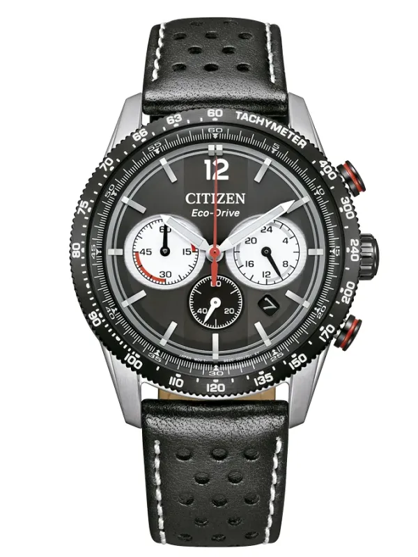 Vista frontal completa del reloj sobre fondo blanco, con esfera negra y correa de piel perforada.