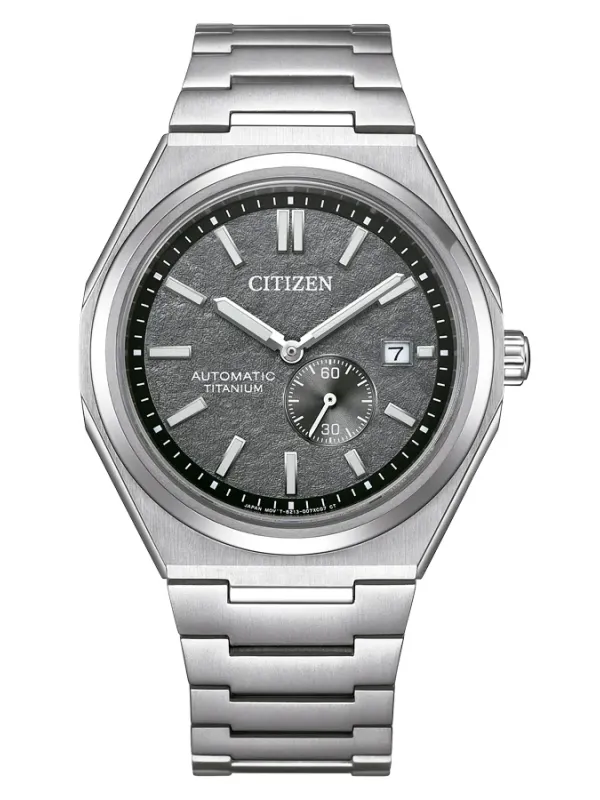 Vista frontal centrada del reloj, esfera gris texturizada y brazalete metálico sobre fondo blanco.