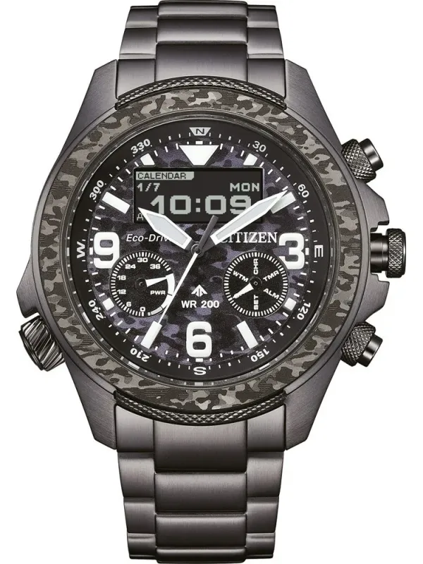 Vista frontal completa del reloj sobre fondo blanco, destacando la esfera híbrida y el bisel camuflado.