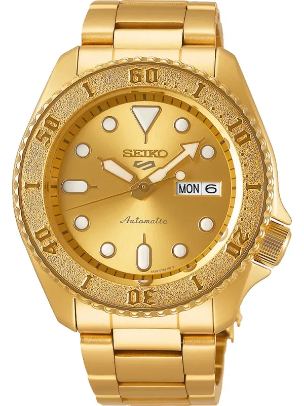 Vista frontal completa del reloj dorado sobre fondo blanco