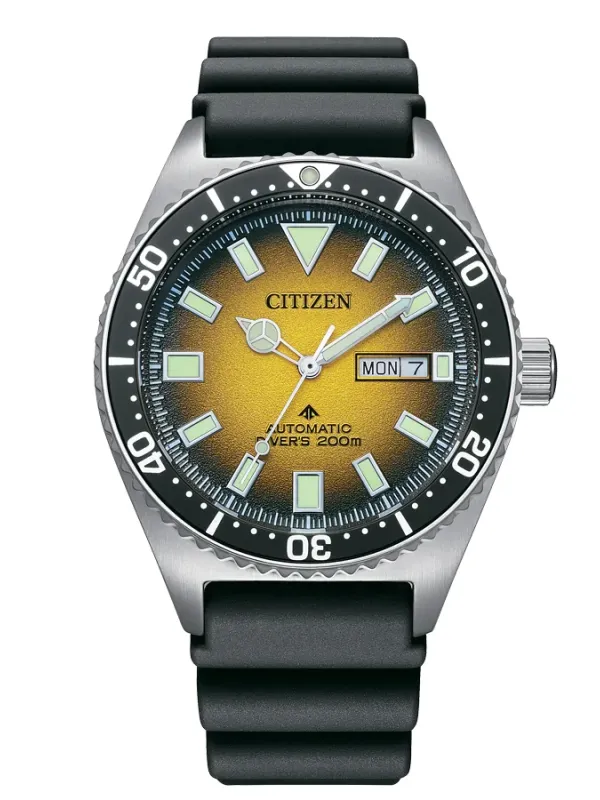 Vista frontal del reloj con esfera amarilla y correa de caucho negra, centrado sobre fondo blanco.