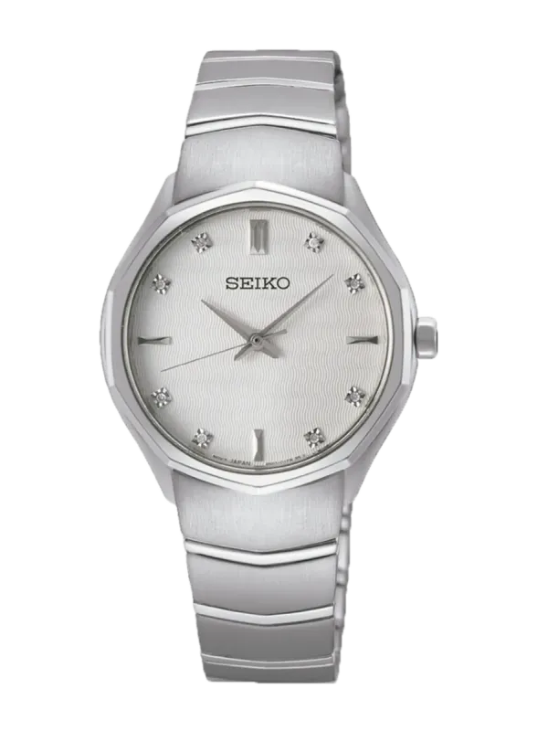 Vista frontal completa de reloj de acero plateado sobre fondo blanco.