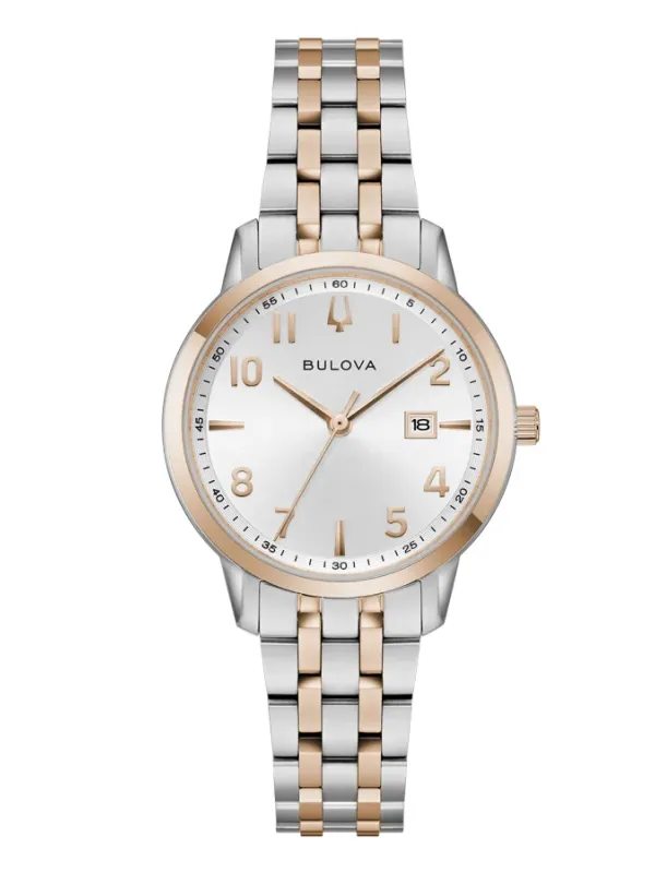 Vista frontal completa del reloj sobre fondo blanco, encuadre centrado con brazalete bicolor y esfera plateada.