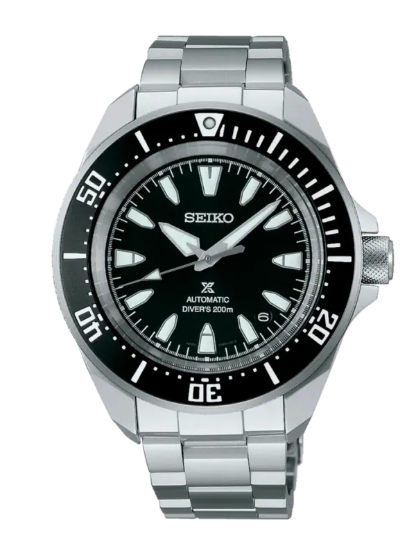 Vista frontal del reloj centrado sobre fondo blanco, detalle de la esfera negra y brazalete de acero.