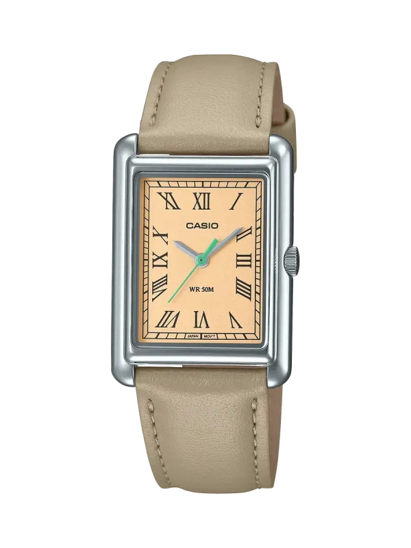 Vista frontal de reloj de caja cuadrada con correa de piel beige y esfera champagne, fondo blanco.