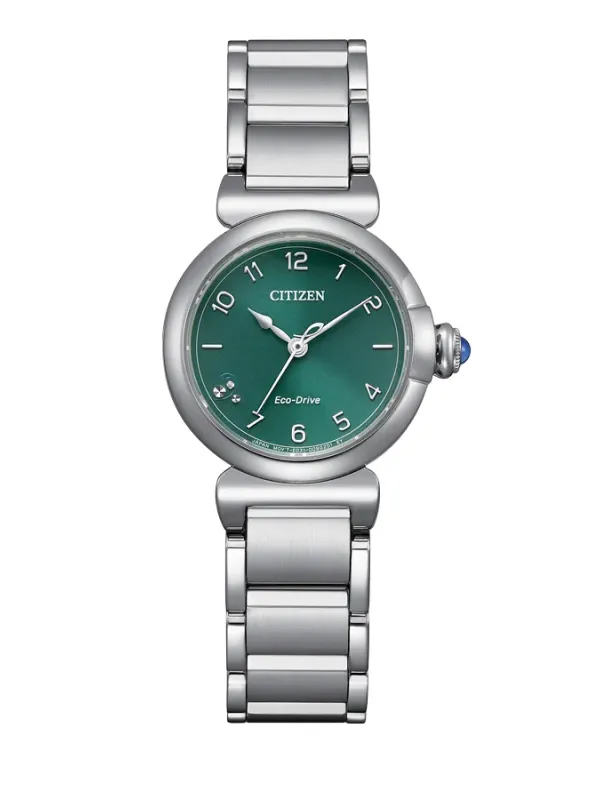 Vue de face complète de la montre avec cadran vert et bracelet en acier inoxydable sur fond blanc.