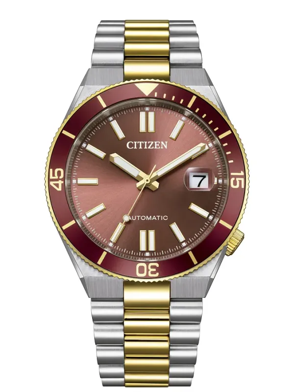 Vista frontal del reloj con esfera y bisel rojos, brazalete bicolor de acero, sobre fondo blanco.