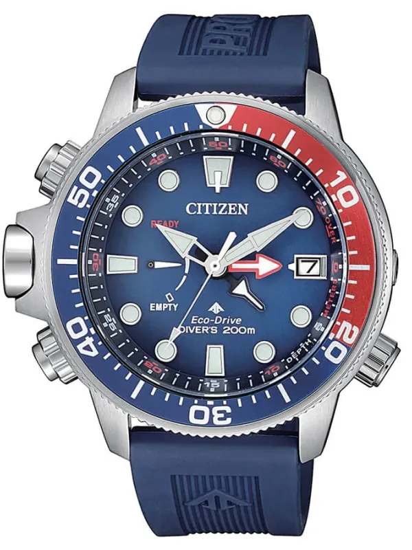Vista frontal completa del reloj con esfera azul y bisel bicolor, fondo blanco.
