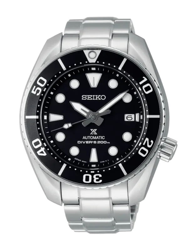Vista frontal centrada del reloj sobre fondo blanco, mostrando la esfera negra y el brazalete de acero.