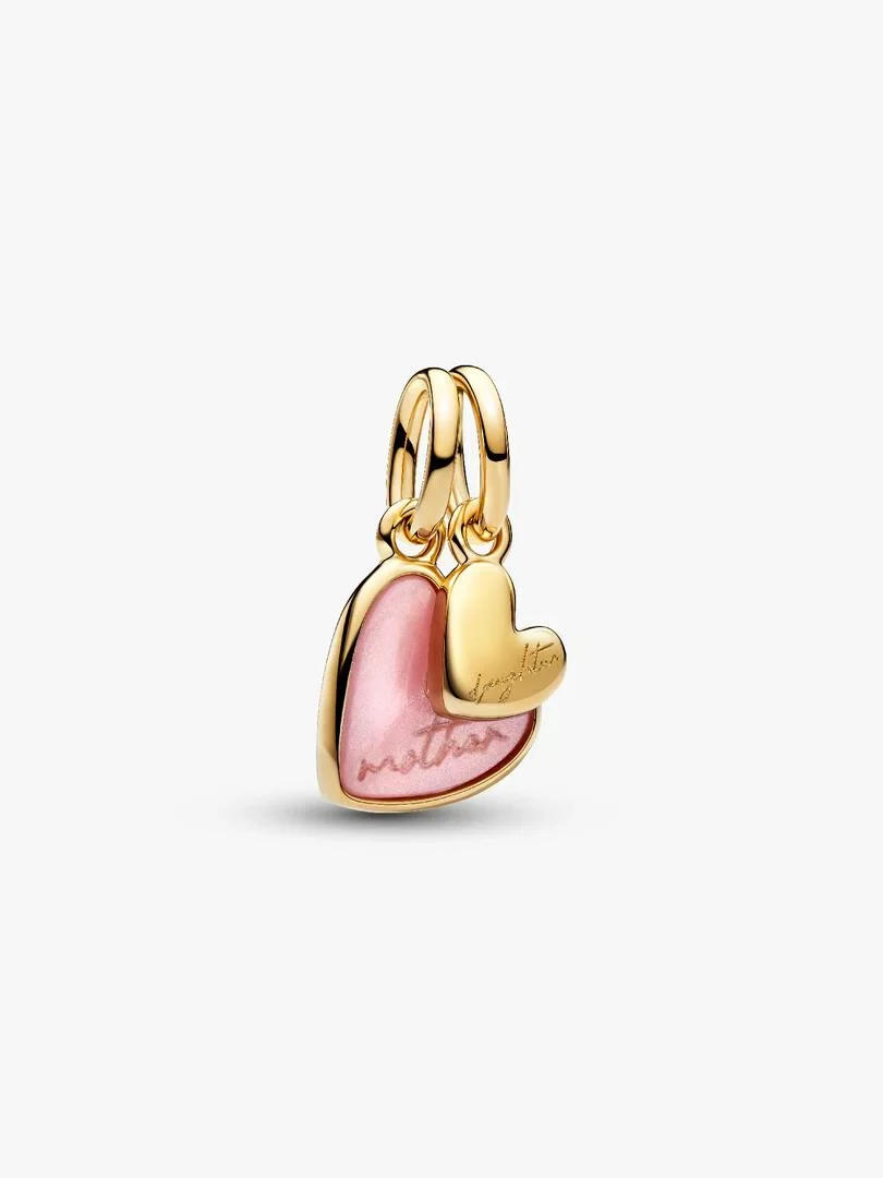 Charm cœurs divisés de profil, plaqué or et nacre rose sur fond blanc.