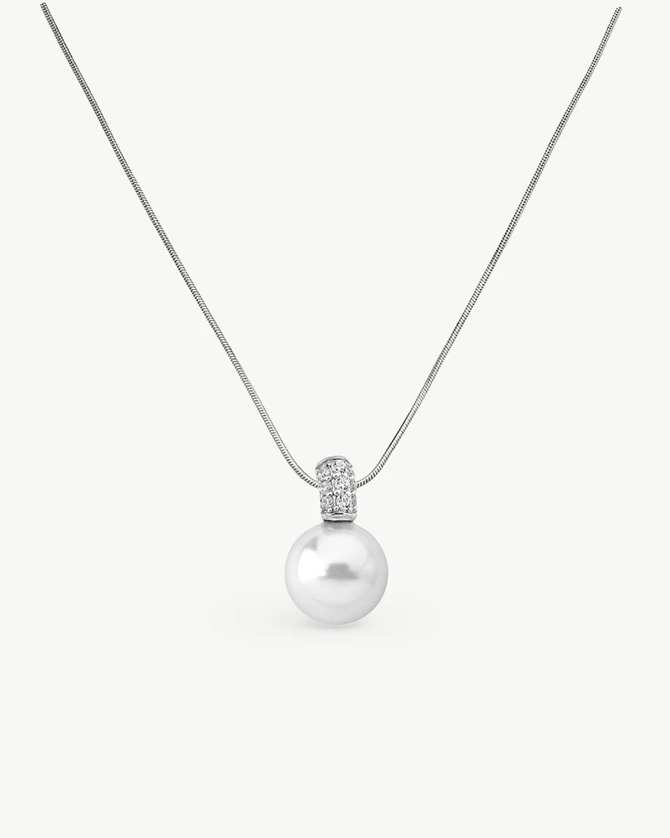 Ketting met witte parel en zirkonia hanger, vooraanzicht op een neutrale witte achtergrond.