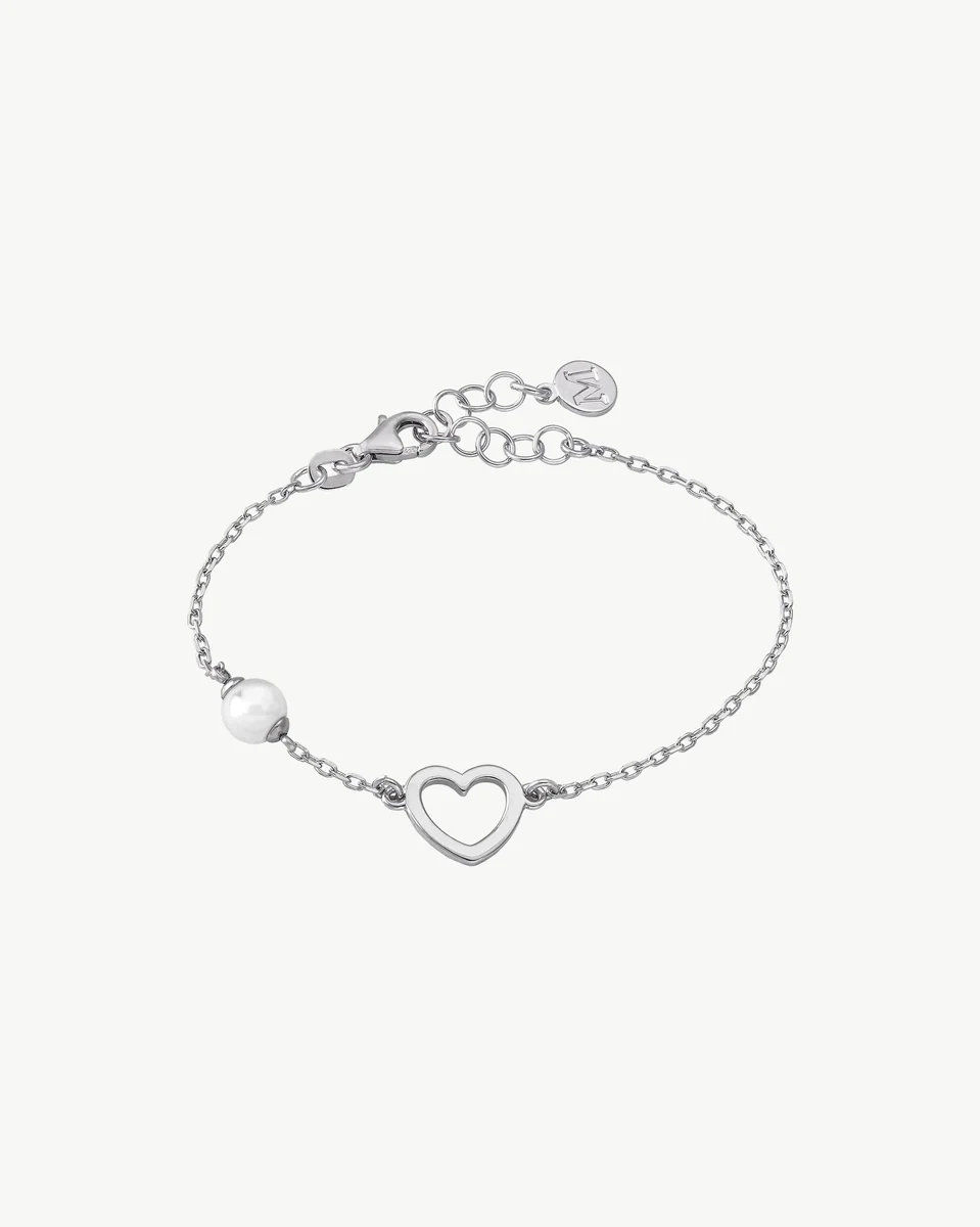 Zilveren armband met hartmotief en witte parel, vooraanzicht op een witte achtergrond.