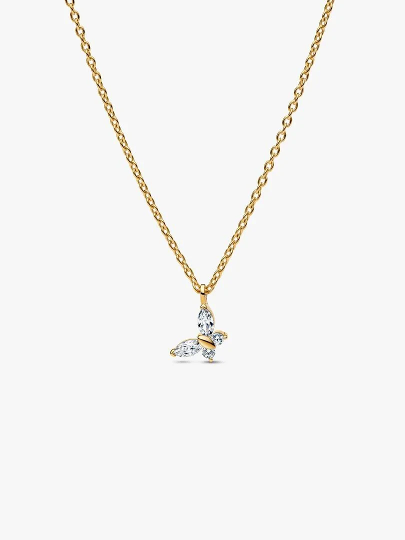 Collar con colgante de mariposa visto de frente, sobre fondo blanco, detalle de la cadena y el dije.