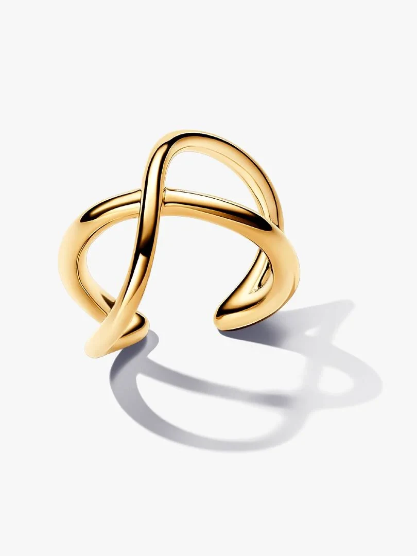 Goldener Ear Cuff mit organischem Wellendesign, Seitenansicht auf weißem Hintergrund mit weichem Schatten.