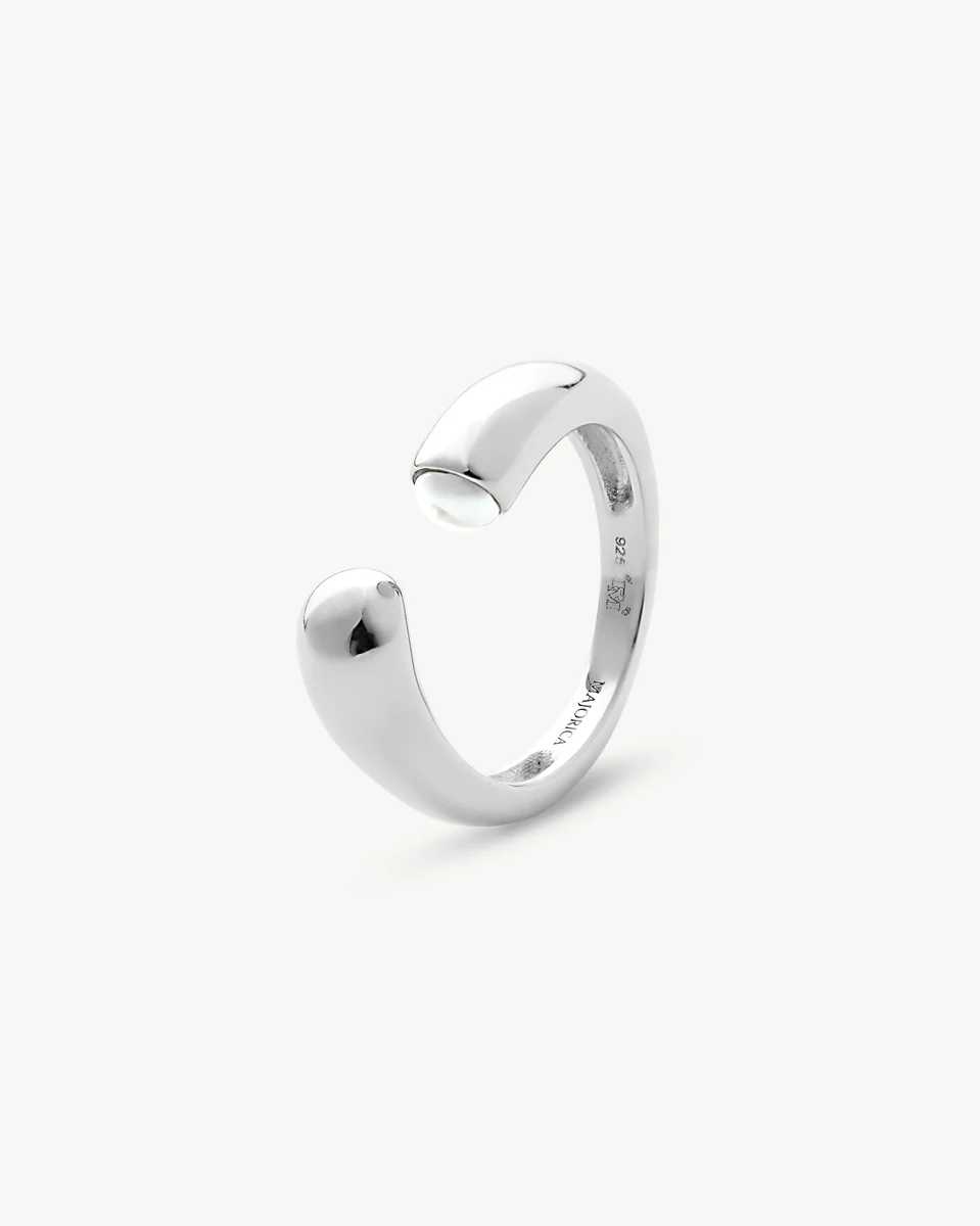 Bague ouverte en argent avec demi-perle, vue de profil sur fond blanc.