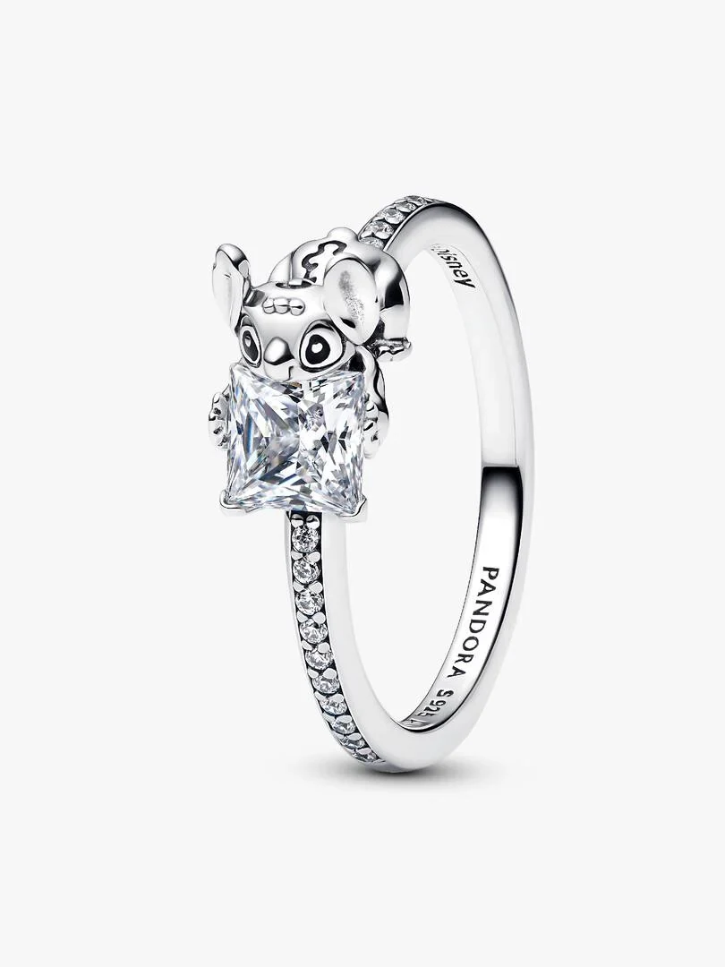 Bague en argent avec silhouette de Stitch et zircon carré, vue de profil inclinée sur fond blanc.
