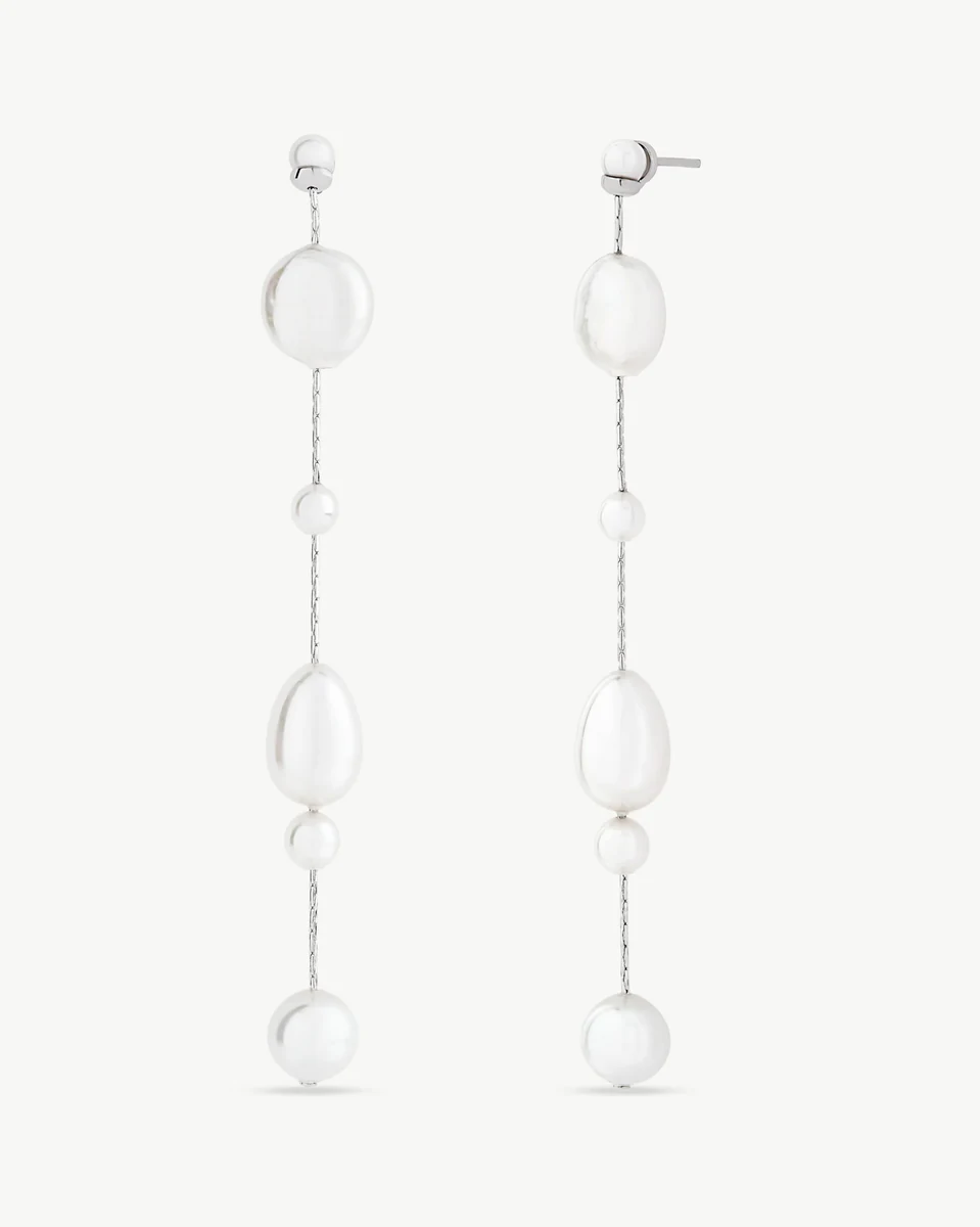 Frontansicht der langen Perlen- und Silberkettenohrringe auf weißem Hintergrund.