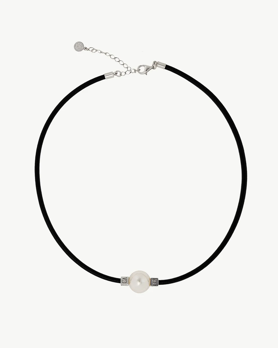 Schwarze Lederhalskette mit zentraler Perle, vollständige Frontansicht auf weißem Hintergrund.