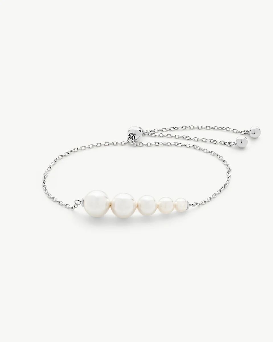 Kettingarmband met witte parels in degradatie, vooraanzicht op een witte achtergrond.
