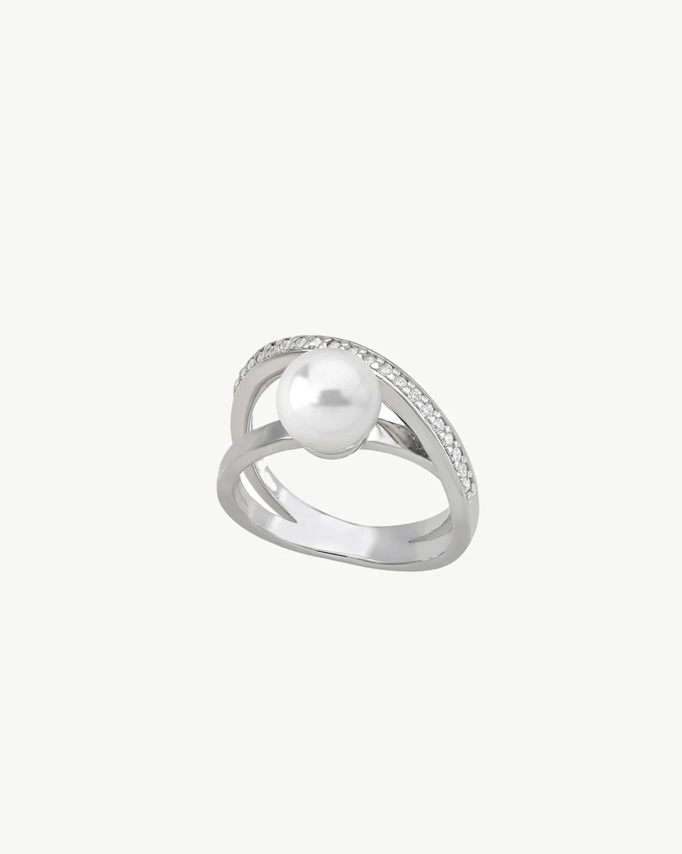 Bague en argent avec perle blanche vue sous un angle trois quarts, fond blanc pur.