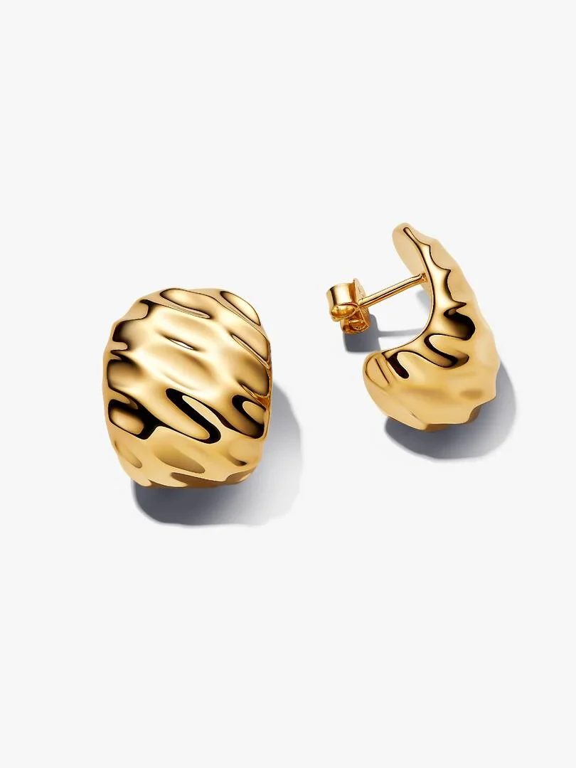 Paire de créoles ondulées dorées, vue de face et de profil sur fond blanc.