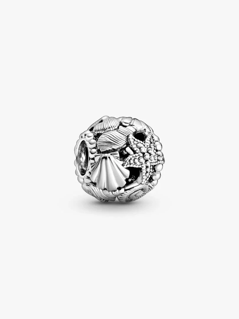 Silberner Charm mit Meeresmotiven in Seitenansicht auf weißem Hintergrund.